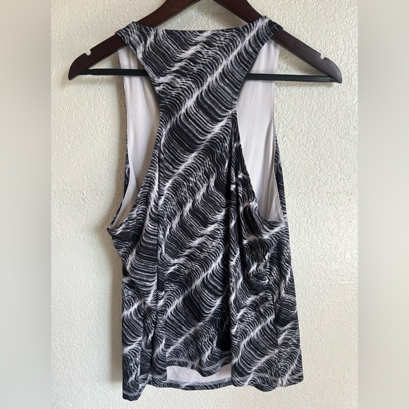 Nike Dri-FIT Women's Athletic Tank Top in Black and White Wave Pattern - Picture 3 of 4